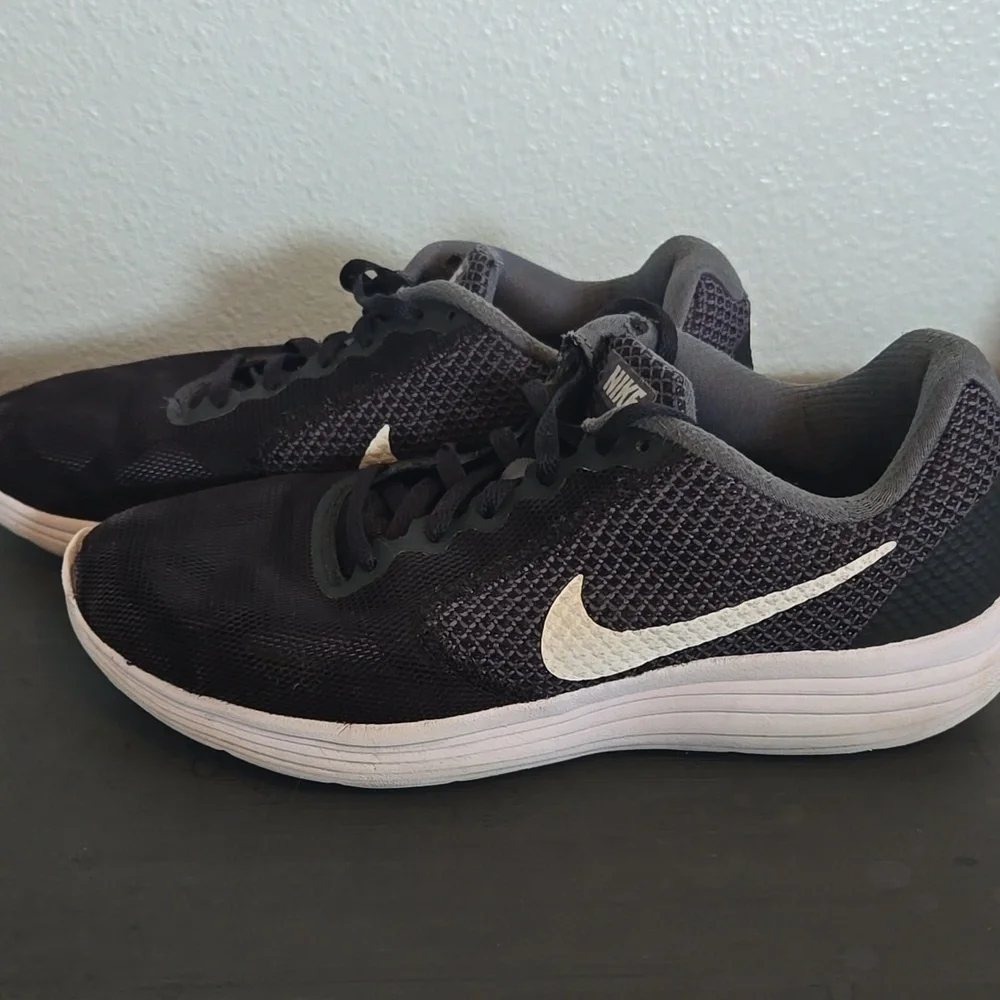 Nike Revolution Black Running Shoes Size 8